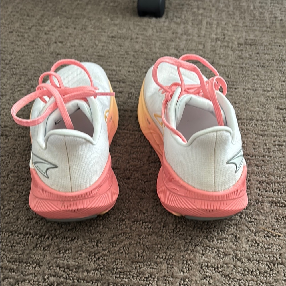 Altra Women’s Flow White and Pink Athletic Shoes - Picture 4 of 4